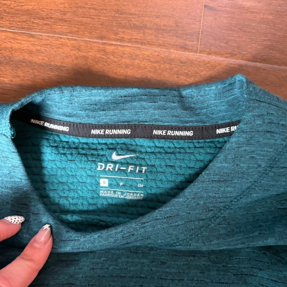 Nike Sphere Element Running Top size small